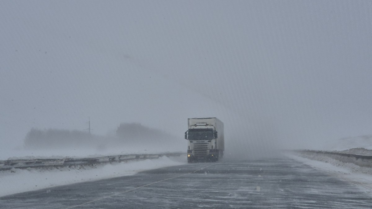 На Самарскую область 16 февраля обрушится ветер до 22 м с с метелью По данным ФГБУ Приволжское УГМС днём 16 февраля в регионе объявлен жёлтый уровень опасности Местами ожидаются порывы ветра 17 22 м с Возможна метель с ухудшением видимости до 1 2 километров Также синоптики предупреждают о гололёде и гололедице на дорогах В МЧС России напоминают о мерах безопасности Водителям не стоит оставлять машины под деревьями и рядом с неустойчивыми конструкциями При использовании газового оборудования необходимо проверить тягу в дымовых и вентиляционных каналах Автомобилистам советуют быть внимательными соблюдать дистанцию и скоростной режим избегать резких манёвров и не ориентироваться только на впереди идущий транспорт ГТРК Самара MAX lВК lОК lСАЙТ