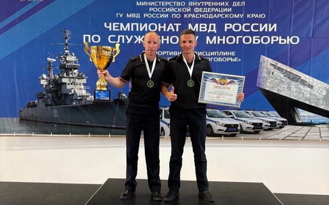 Костромские полицейские стали победителями чемпионата МВД России по автомногоборью С 10 по 15 сентября в Новороссийске проходил чемпионат МВД где 120 лучших сотрудников полиции из 60 регионов страны соревновались в знании ПДД физической выносливости и мастерстве вождения Костромскую область представляли Сергей Липп и Александр Воронов По итогам трёх дней они показали лучшее время на всех этапах и уверенно заняли первое место в своей группе Для костромской команды это уже вторая подряд победа в прошлом году они также стали чемпионами