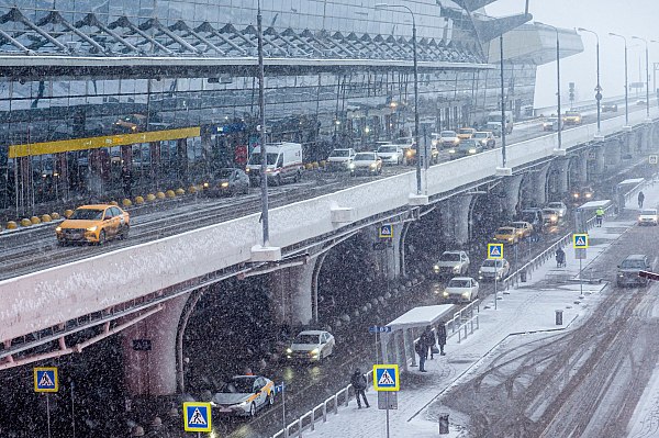 Росавиация аэропорты Шереметьево Внуково Домодедово и Жуковский работают штатно в условиях непогоды Несмотря на продолжающийся снегопад в столичном регионе аэропорты Шереметьево Внуково Домодедово и Жуковский продолжают отправлять и принимать рейсы По данным на 09 00 МСК с начала суток все четыре воздушные гавани обслужили 283 рейса 152 на вылет 132 на прилет Об этом сообщает AVIA RU со ссылкой на данные Росавиации В ведомстве отмечают что отмен рейсов из за метеоусловий и уходов самолетов на запасные аэродромы нет Из за необходимости дополнительного облива воздушных судов противообледенительными жидкостями есть кратковременные задержки На срок более двух часов задержаны два рейса aviaru net n292534