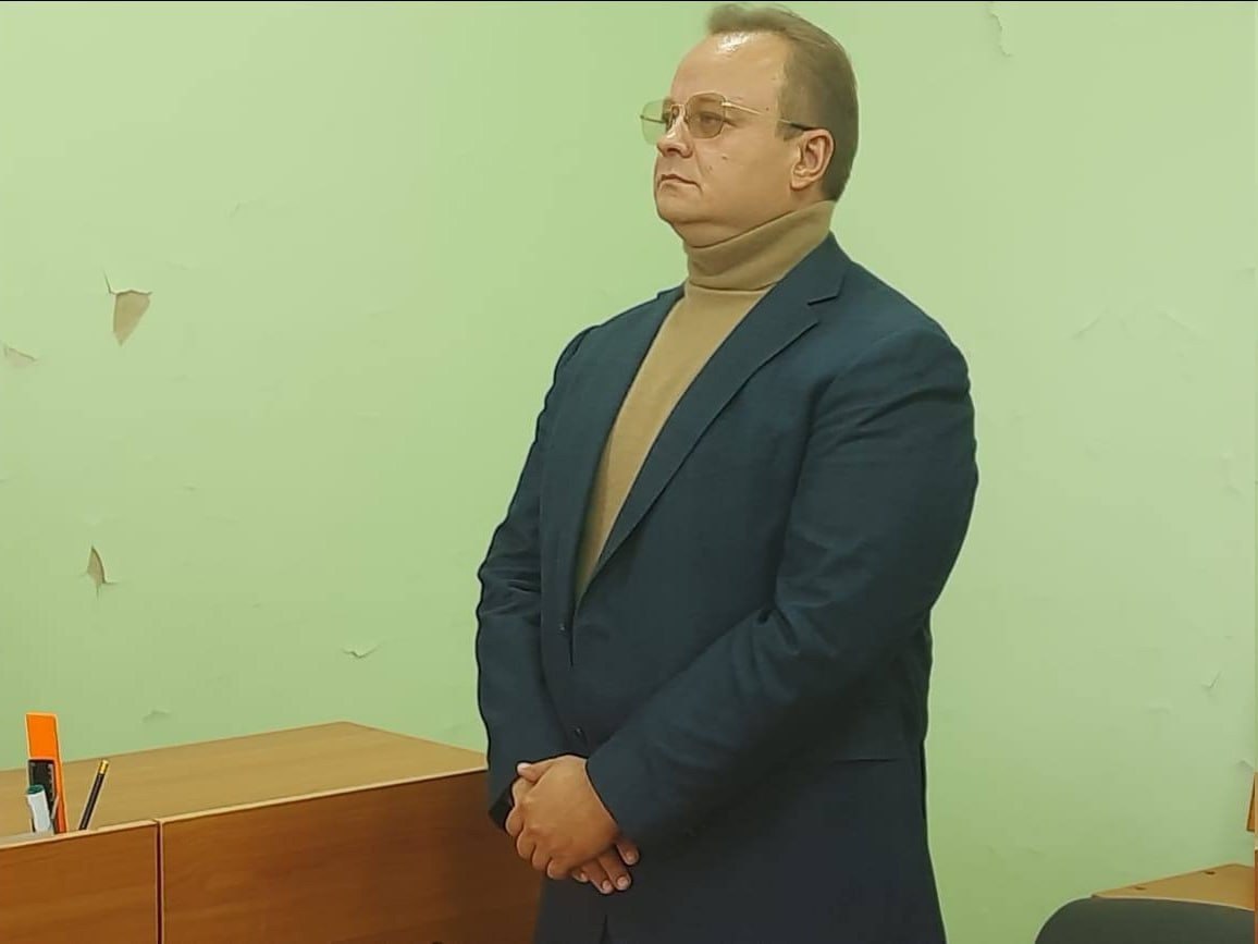 Экс-замглавы Дегтярска получил условный срок за коррупцию.  Бывший заместитель главы Дегтярска Андрей Ильин признан виновным в злоупотреблении должностными полномочиями и незаконном участии в бизнесе.  В 2023 году Ильин организовал подписание фиктивного акта о выполнении работ по госконтракту на 258 млн рублей, хотя подрядчик недоделал работ на 1,4 млн.  Приговор: 4 года условно + 3 года испытательного срока + запрет на госслужбу 2 года   Подписаться   Новости Екатеринбурга
