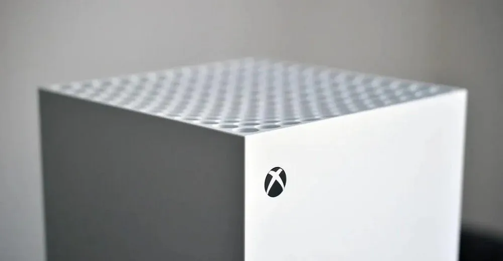 Xbox Project Helix cможет предложить мощность уровня ПК за 2 3 тысячи долларов Инсайдер Moore s Law Is Dead заявил что следующая консоль Xbox под кодовым названием Project Helix может стать таким же прорывом как новый MacBook Neo от Apple Он сравнил консоль с игровым ПК за две или даже три тысячи долларов По сути Project Helix это высокопроизводительный ПК в котором используется тот же кремний что и в графическом процессоре AMD на архитектуре RDNA5 Это не топовое компьютерное оборудование но оно все равно намного мощнее чем традиционные консоли Это будет самый мощный гибридный процессор в истории консолей Если в Project Helix будет режим для ПК консоль может стать таким же революционным продуктом для средне и высокобюджетных сборок как MacBook Neo от Apple для бюджетных ноутбуков Да для консоли это будет дорого но ребята даже если она будет стоить 1200 долларов это все равно как игровой ПК за 2000 3000 долларов Это прорыв Кинопоиск Игры