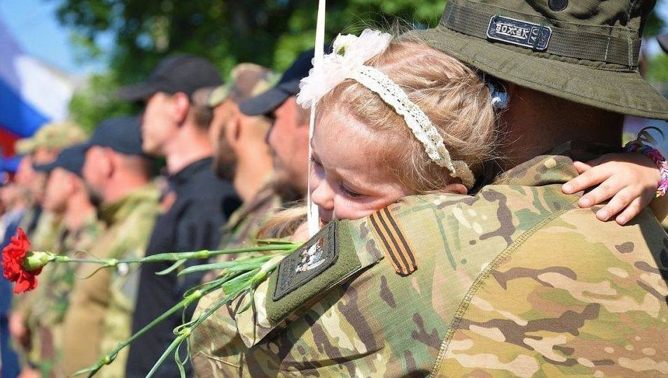 Участники СВО, ставшие инвалидами в ходе боевых действий, в том числе те, кто принимал участие в СВО в составе ЧВК, смогут рассчитывать на получение двойных пенсий: пенсии по инвалидности и пенсии по старости либо за выслугу лет в силовых структурах. Соответствующий законопроект внесла в Госдуму Единая Россия. Сейчас в законодательстве указаны специальные гарантии участникам добровольческих формирований, ставших инвалидами в связи с участием в СВО. «Мы стремимся обеспечивать равный уровень социальных гарантий тем, кто плечом к плечу защищал интересы нашей страны и утратил свое здоровье», – сказал секретарь Генсовета Единой России Владимир Якушев.