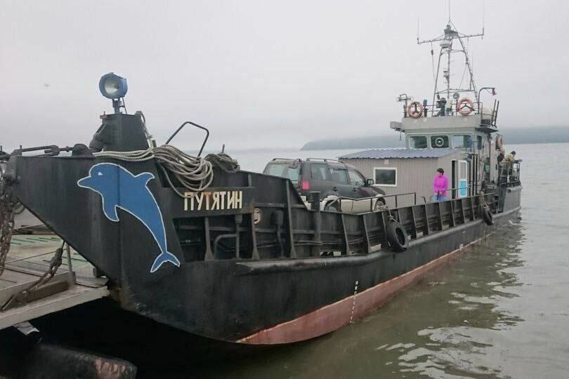 В Приморском крае завершился громкий судебный процесс над главой ЗАТО Фокино Александром Барановым  Чиновника обвиняли в халатности, которая привела к гибели 35-летней жительницы острова Путятина.  Трагедия разыгралась в январе 2023 года. Юлии, матери троих детей, стало плохо. Только через сутки удалось организовать перевозку на материк, но спасти Юлию не удалось.  Баранову грозило до пяти лет лишения свободы по части 2 статьи 293 УК РФ. С ноября 2023 года он находился под подпиской о невыезде.   Приморский краевой суд принял решение оправдать Александра Баранова. Прокуратура края не согласилась с вердиктом и намерена обжаловать его.
