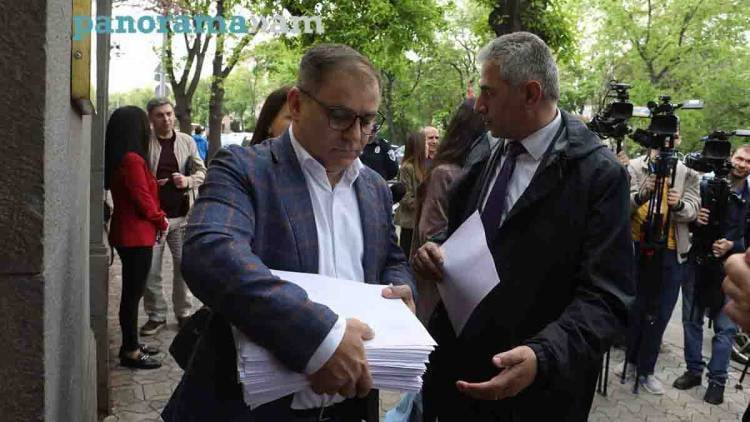 После того, как Эдгар Газарян и Нарек Малян передали депутатам Национального собрания заявление о начале процесса импичмента, в партии «Гражданский договор» делают вид, что поводов для беспокойства нет. Представители актива «ГД», наперебой давая интервью и публикуя посты в соцсетях, заявляют, что вопрос отставки Пашиняна не стоит в повестке дня. Однако, по имеющейся информации, дана директива — иронизировать и высмеивать этот процесс, представляя его как "грызню" в оппозиционных кругах, организованную командой Сержа Саргсяна с целью дискредитировать соратников Роберта Кочаряна. В «ГД» понимают, что из искры в любой момент может разгореться пламя, и поэтому стремятся придать процессу несерьезный характер. Накануне Арсен Торосян и вовсе демонстративно порвал это заявление, что, по мнению некоторых, является нарушением закона «О порядке рассмотрения обращений, писем, заявлений и жалоб граждан». Согласно закону, не подлежат рассмотрению только анонимные обращения. Во всех остальных случаях установлен четкий порядок их рассмотрения и предусмотрена ответственность за нарушение этого порядка. В частности, уничтожение заявления, например его разрыв, может повлечь соответствующее наказание. Hraparak