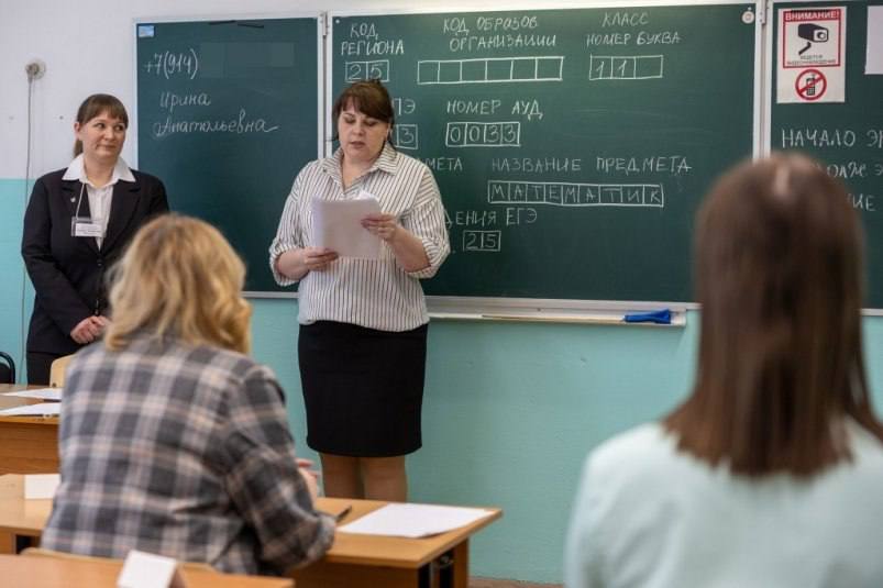 Семь выпускников из Владивостока сдали ЕГЭ по русскому языку на 100 баллов По информации управления по работе с муниципальными учреждениями образования, всего в экзамене по русскому языку принимали участие 3296 человек, в том числе 2734 выпускников муниципальных школ Владивостока. Стобалльниками стали выпускники гимназии № 1, а также школ № 7, 51, 74, 81, лицея "Технический", университетской школы ДВФУ. Ещё 17-ти учащимся не хватило совсем немного — они получили по 97 баллов. Довольно успешно — на 80 баллов и выше — справился с экзаменом по русскому языку 361 человек. Средний балл в столице края составил 60, что выше, чем в целом по региону — 57. Отметим, что по результатам, которые имеются на сегодняшний день, Владивосток обрёл уже 22 стобалльника. Фото: администрация Владивостока PrimaMedia Прислать новость