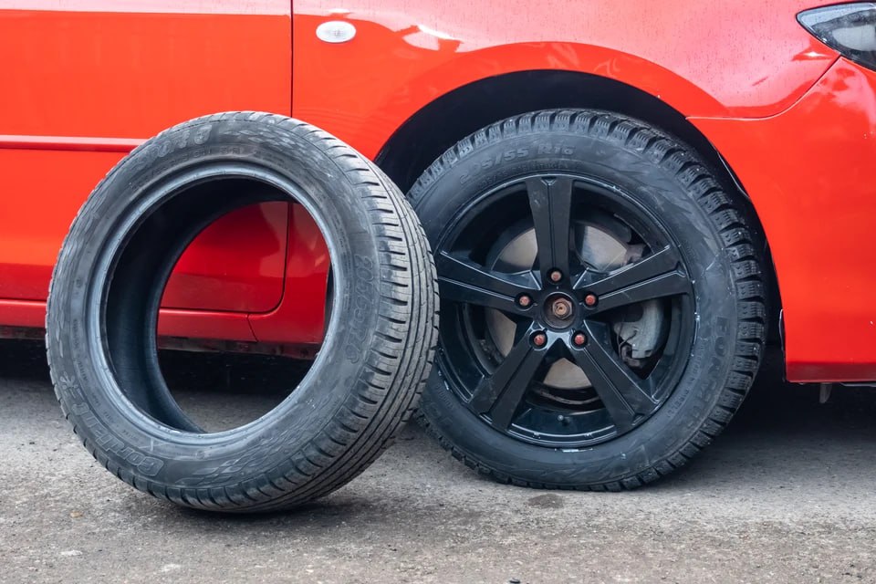 В соцсетях появились сообщения о сборе в Челябинской области автомобильных шин Объявления подкрепляют изображением якобы изданного региональным министерством общественной безопасности постановления В тексте документа указано что шины нужны для создания защитных барьеров на объектах гражданской инфраструктуры Сдавшим покрышки картинка сулит личную благодарность и денежное вознаграждение по 150 рублей за шину от легкового автомобиля по 300 за тракторную В министерстве общественной безопасности заявили что сообщение фейк а скан документа подделка   Подписаться на chelkp