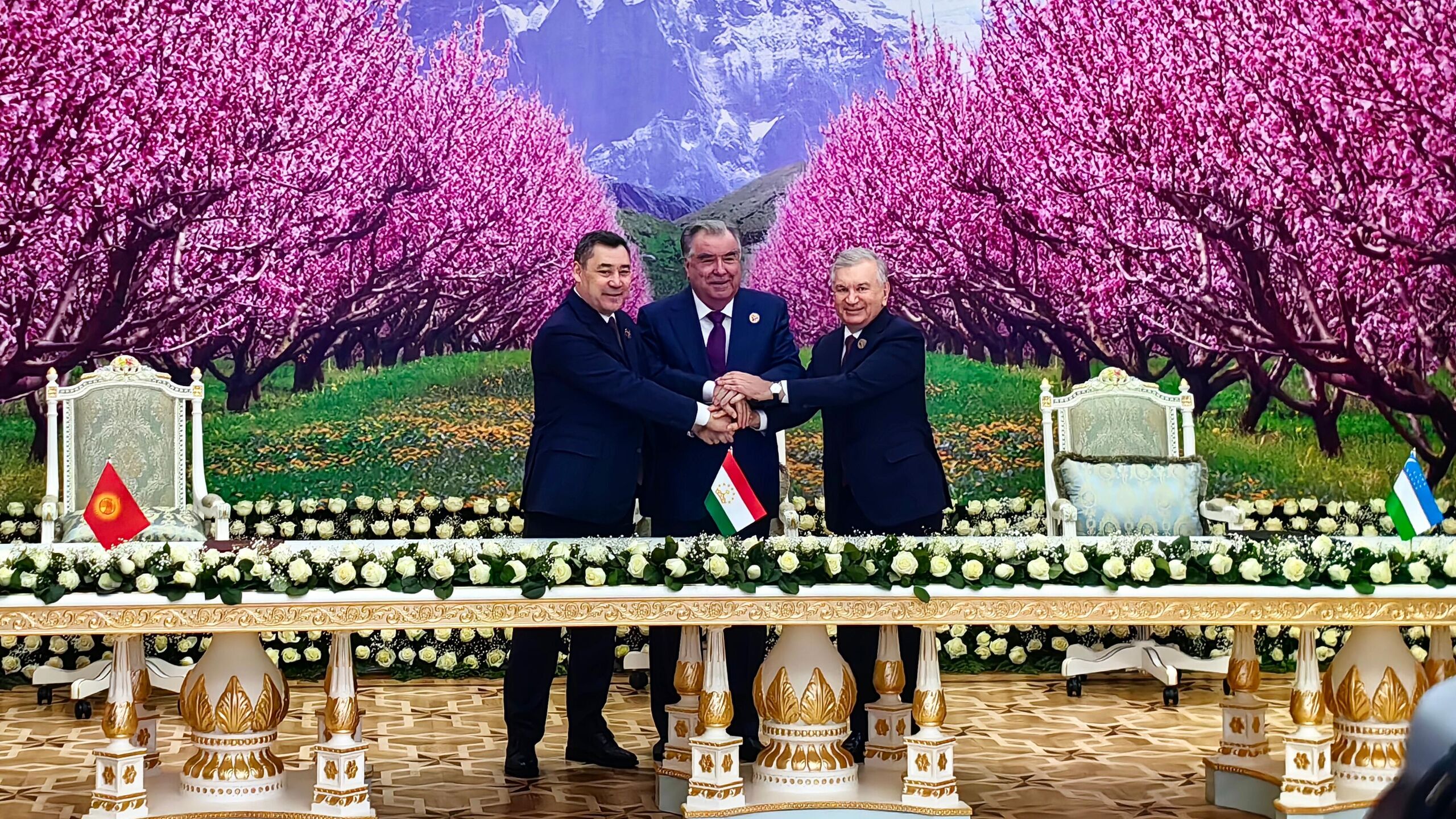 Президент Киргизии Садыр Жапаров президент Таджикистана Эмомали Рахмон и президент Узбекистана Шавкат Мирзиеев будут награждены в Санкт Петербурге Международной премией мира сообщил пресс секретарь президента РФ Дмитрий Песков Сегодня очень важное мероприятие три президента президент Киргизии Таджикистана и Узбекистана они будут награждены премией Толстого премией мира сказал Песков журналистам Он назвал это награждение очень важным и напомнил что премия была им присуждена несколько месяцев назад