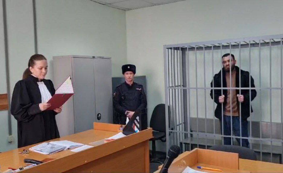 В Екатеринбурге Прокуратура утвердила обвинение абу-бандиту Марселю Гасанову. Его будут судить по трём статьям: ст. 210.1 УК РФ — высшее положение в преступной иерархии ст. 319 УК РФ — оскорбление сотрудника правоохранительных органов ст. 321 ч.2 УК РФ — угроза насилия сотруднику СИЗО По данным следствия, Гасанов стал «смотрящим» за регион в сентябре 2024 года, контролировал «общак» и разрешал криминальные конфликты. После ареста в феврале 2025 года он оскорбил и угрожал сотруднику СИЗО, демонстрируя «авторитет». Дело направлено в Свердловский областной суд. На скринах биография абу-бандита. Коротко: 1 Родился в Дагестане; 2 Представляет чеченских семьянинов; 3 Двигается с представителями азербайджанской ОПГ-диаспоры; 4 Занимается рэкетом, обналом, крышует какие-то нелегальные парковки; 5 Другой бандит-армянин хотел его пристрелить как раз из-за парковок; 6 Избивал проституток в борделе, но при этом женат на любительнице «восточных сказок» по имени Анна. Многонациональный криминальный мир Екатеринбурга. Подписаться