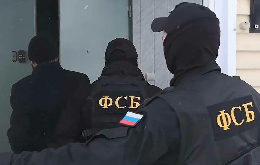 ФСБ по делу о госизмене задержала двух жительниц Запорожской области «Федеральной службой безопасности на территории Запорожской области пресечена противоправная деятельность двух жительниц региона, сотрудничавших со Службой безопасности Украины», — сообщили в Центре общественных связей ЦОС ФСБ России. Сотрудники ФСБ установили, что злоумышленницы собирали и передавали сведения о местах дислокации личного состава и военной техники подразделений Вооруженных сил РФ. ℹ Подозреваемые задержаны против них возбуждено уголовное дело по статье ст. 275 УК РФ государственная измена . Скриншот: ЦОС ФСБ РФ , VK и ОК и читайте новости на нашем сайте