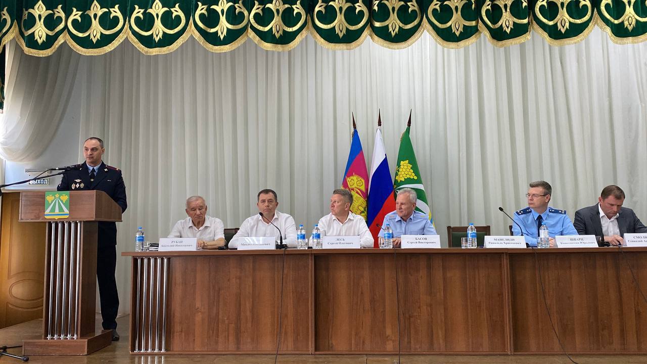 Назначен начальник Отдела МВД России по Крымскому району Заместитель начальника ГУ МВД России по Краснодарскому краю генерал-лейтенант внутренней службы Сергей Басов представил личному составу Отдела МВД России по Крымскому району нового руководителя – подполковника полиции Ринальдо Манелиди. Ринальдо Манелиди поблагодарил руководство краевого главка за оказанное доверие и заверил, что коллектив Отдела МВД России по Крымскому району примет исчерпывающие меры по защите государственных интересов, прав и свобод жителей и гостей района, а также обеспечит правопорядок на вверенной территории. Ринальдо Христоевич Манелиди служит в органах внутренних дел с 2007 года. Ранее занимал должность начальника Отдела МВД России по городу Аксай, Ростовской области. НАШИ НОВОСТИ ПОДПИСАТЬСЯ