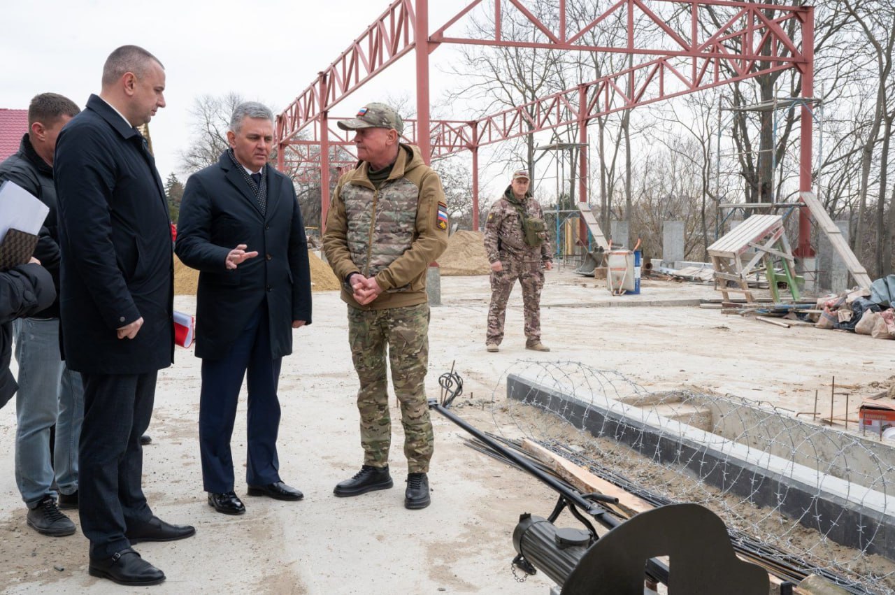 Президент ПМР Вадим Красносельский провел выездное совещание на стройплощадке Приднестровского государственного музея.   Отделение, посвященное Великой Отечественной войне, откроется в мае. Сейчас идут завершающие работы и готовится фонд экспонатов.   Выставочные площади планируют использовать так, чтобы посетители смогли увидеть все экспонаты. Такое поручение дал Вадим Красносельский.  Оформление выставки обсудят отдельно. Специалисты подготовят визуализацию и представят материалы Президенту.