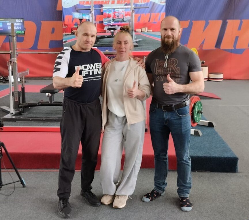 Колымские пауэрлифтеры участвовали в чемпионате России в дисциплине троеборье На соревнованиях встретились 120 атлетов из 40 регионов страны – 8 заслуженных мастеров спорта России, 19 мастеров спорта России международного класса, более 60 мастеров спорта России. Магаданскую область представили Оксана Жукова и Антон Сущанский. По итогам выступления спортсмены вошли в десятку сильнейших. Оксана Жукова заняла 4 место в весовой категории до 52 кг. В сумме троеборья – 357,5 кг: приседание 152,5 кг, жим 75 кг, тяга – 130 кг. Кроме того, спортсменка установила новый рекорд Магаданской области в упражнении «приседание». Антон Сущанский занял 6 место в весовой категории до 74 кг. В сумме троеборья – 605 кг: приседание 235 кг, жим 215 кг, тяга – 155 кг. Тренирует спортсменов Михаил Крюков. Источник: ЦСП Магадан