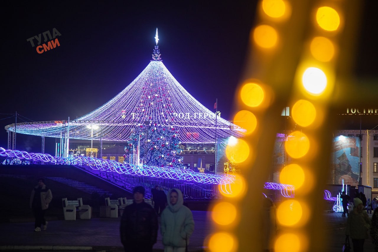 В новогодние каникулы Тульскую область посетили 105 тысяч туристов На оперативном совещании заместитель председателя правительства Тульской области министр культуры и туризма Ольга Гремякова доложила губернатору Дмитрию Миляеву об итогах новогодних праздников и зимней оздоровительной кампании Она подчеркнула что учреждения культуры всех уровней работали в усиленном формате Всего за праздничные дни регион посетило порядка 340 тыс человек что на 13 больше чем в прошлом году Мы видим прирост посещений наших мероприятий по проекту Музейная зима это порядка 107 тысяч тоже прирост к прошлому году на 34 Туристический поток составил 105 тысяч туристов идет прирост где то на 5 тысяч в сравнении с прошлым годом сообщила Ольга Гремякова Что касается зимней оздоровительной кампании то в лагерях Тульской области отдохнули 1000 детей включая 900 ребят из региона и 100 детей из Мариуполя которые покинули лагерь 2 января Основные смены завершились 9 января последняя 11 января Несмотря на сложные погодные условия для всех детей были обеспечены комфортные и безопасные условия организовано горячее питание продлены сроки пребывания при необходимости и обеспечен поэтапный выезд 1  2   Подпишись на новости Мы в MАХ