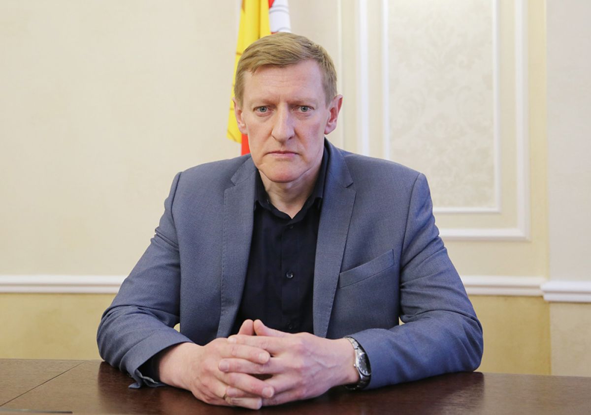 Силовики пришли с обыском к главе управления строительной политики Воронежа     В настоящее время также проводятся обыски у директора МКУ «Дирекция единого заказчика капитального строительства» Александра Кима. Причины проведения оперативных мероприятий пока не разглашаются.  ↗  Прислать новость   Подписаться