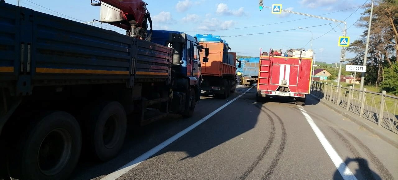 Два "КАМАЗа" столкнулись на трассе в Курской области ДТП произошло вечером, 3 июля, на трассе Курск-Борисоглебск, возле села Клюква. В результате столкновения 51-летний водитель получил закрытую черепно-мозговую травму, перелом левой ноги и был доставлен в больницу. — На месте присутствовали СМП и ГИБДД. Проведено отключение АКБ и сбор информации, — отметили в Противопожарной службе Курской области. Фото: Противопожарная служба Курской области Вести-Курск. Только проверенная информация Прислать новость
