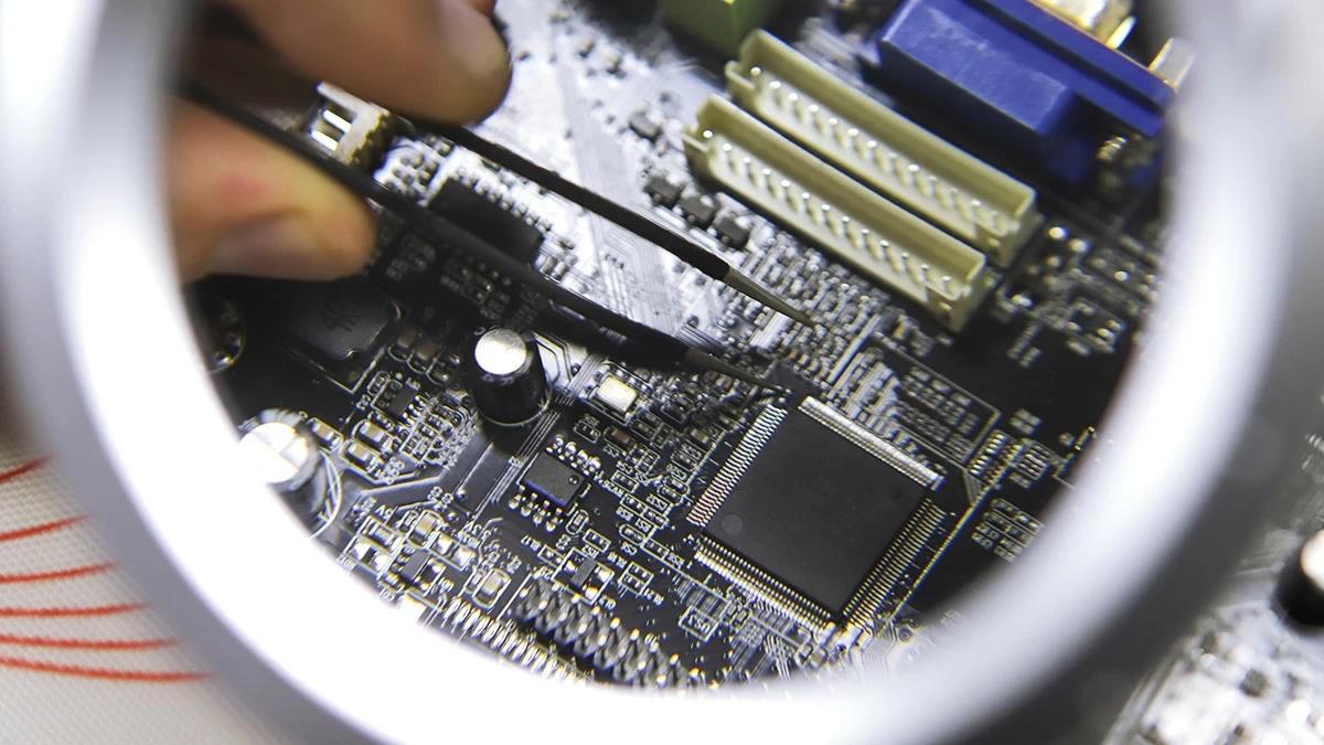 Производители радиоэлектронной продукции предложили Минпромторгу ввести кешбэк на отечественную электронную продукцию продаваемую в ритейле Об этом говорится в письме консорциума Вычислительная техника АНО ВТ объединяет крупнейших производителей электроники которое было направлено 23 декабря 2025 г на имя замминистра промышленности и торговли Василия Шпака Согласно письму АНО ВТ за каждый проданный в рознице российский планшет ноутбук или смартфон стоимостью до 20 000 руб предлагает возвращать производителю 7000 руб за технику ценой от 20 001 до 50 000 руб компании вернется 10 000 руб в диапазоне от 50 001 до 70 000 руб кэшбэк составит 12 000 руб а за радиоэлектронику дороже 70 000 руб должно платиться 15 000 руб Кешбэк АНО ВТ предлагает выплачивать только производителям отечественной радиоэлектронной продукции включенной в реестр Минпромторга из общей суммы технологического сбора за предыдущий квартал В первые полгода АНО ВТ предлагает выплачивать кешбэк только за технику реализованную через крупнейшие розничные сети DNS М видео Эльдорадо Ситилинк и Технопарк Telegram Дзен MAX