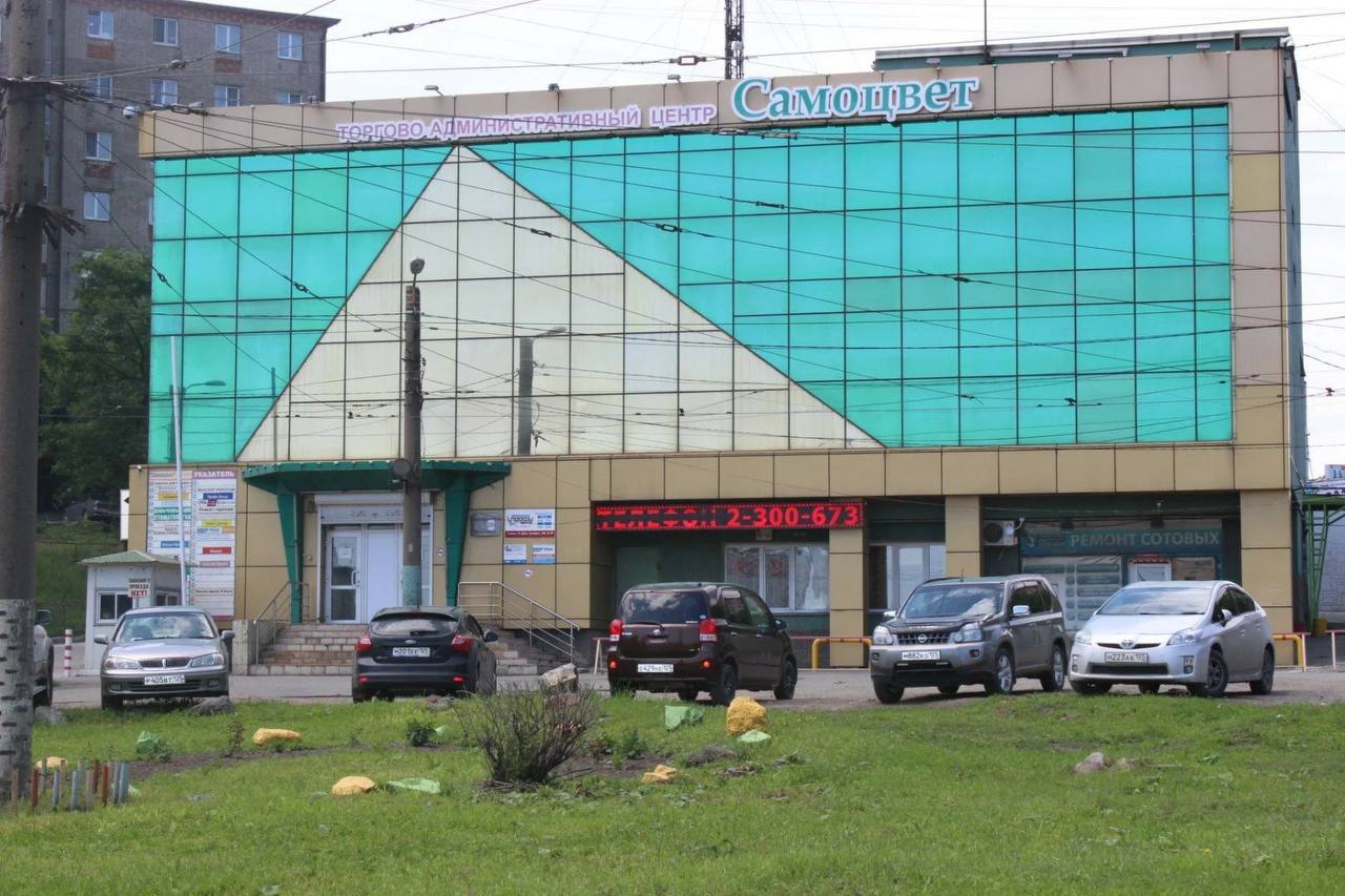 Суд признал торгово-административный центр «Самоцвет» самовольной постройкой. Решением Арбитражного суда Приморского края удовлетворены исковые требования Администрации города Владивостока истец , Управления градостроительства администрации города Владивостока истец 2 , Управления муниципальной собственности г. Владивостока истец 3 к обществу с ограниченной ответственностью «Специализированный застройщик «Парковые высоты» о признании нежилого здания, расположенного по адресу: г. Владивосток, ул. Адмирала Юмашева, 2 в, самовольной постройкой. Суд удовлетворил требование Администрации города о признании трехэтажного нежилого здания самовольной постройкой и об обязании ответчика снести данный объект посредством демонтажа в трехмесячный срок со дня вступления решения суда в законную силу за свой счет.
