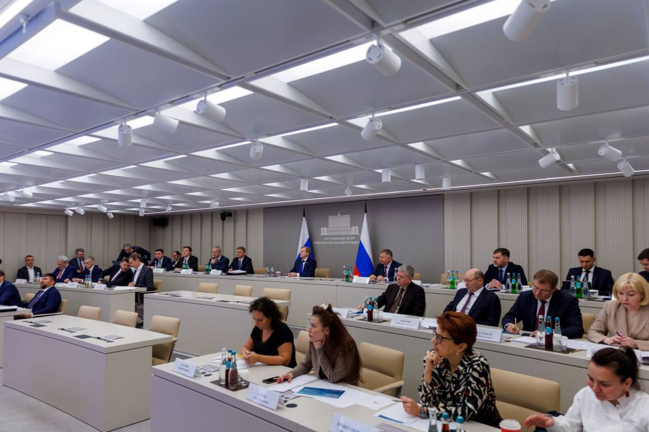 Виталий Савельев провел совещание по реализации проекта строительства высокоскоростной магистрали Москва Санкт Петербург Участники обсудили ход реализации проекта и в режиме реального времени ознакомились с актуальными данными комплексной системы мониторинга строительства магистрали Строительные и подготовительные работы ведутся по графику Всего в них задействованы около 14 тыс рабочих и почти 5 тыс единиц строительной техники Подписаться на Правительство России в MAX