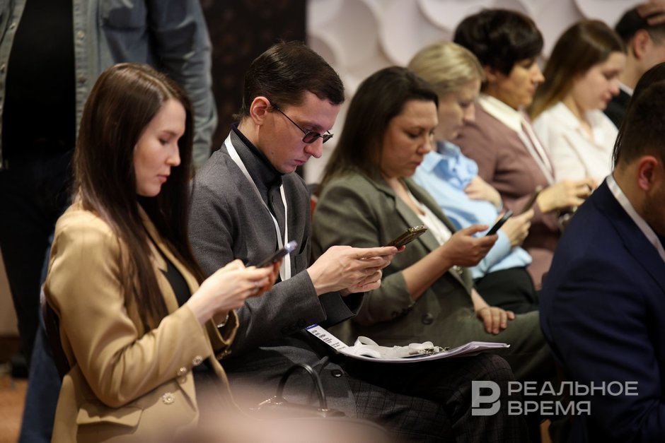 Около 5 100 млн рублей сколько стоит сделать приложение и зачем это нужно По итогам 2024 года рынок заказной разработки мобильных приложений для бизнеса и госсектора в России вырос примерно на 10 и достиг 45 50 млрд рублей В России появляется все больше корпоративных сервисов относящихся к категории полезные инструменты По итогам декабря 2025 года эта категория впервые за три года обогнала финансовые приложения по скачиваниям заняв 21 всех загрузок сообщили Реальному времени в RuStore Во сколько обойдется запуск приложения зачем это нужно и какие есть препятствия Подробнее в материале издания Подпишитесь на Реальное время в МАХ Telegram Дзен