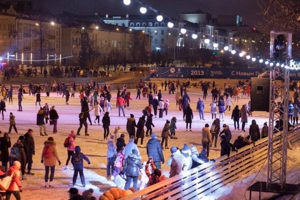 Во время зимних каникул каток парка «Черное озеро» превратится в кинотеатр под открытым небом, где можно будет посмотреть марафон новогодних фильмов о Гарри Поттере и «Хроники Нарнии».    Показы пройдут 1 и 2 января с 9:00 до 23:00