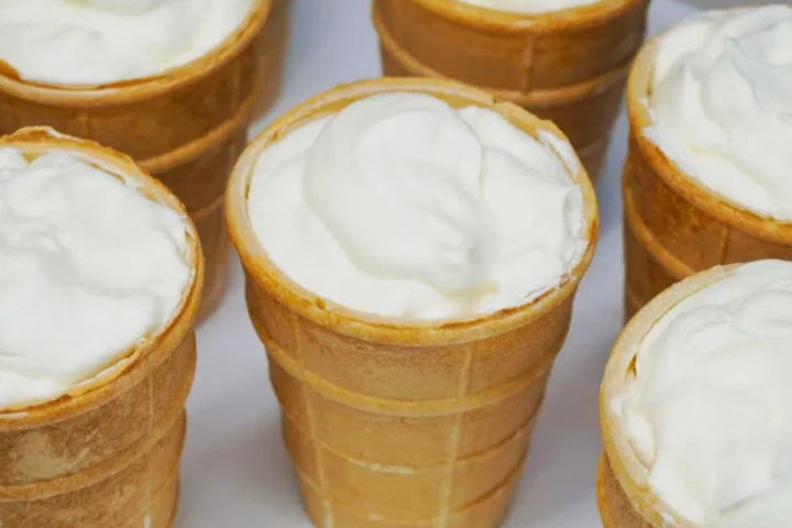 МОРОЖЕНОЕ В ХАКАСИИ БУДЕТ БЕЗ ПАЛЬМОВОГО МАСЛА Правительство РФ не нашло вреда для здоровья от пальмового масла И заявило что действующие законы по производству перевозке хранению и использованию пальмового масла обеспечивают безопасную продукцию для взрослых и детей Отчет ESPGHAN 2019 и обзор ВОЗ 2024 подтверждают отсутствие доказательств вреда пальмового масла для здоровья детей Тем не менее с 1 января 2026 го в России вводится новый стандарт запрещается использовать его в детских учреждениях и молочной продукции включая мороженое Депутаты Госдумы предложили ввести акцизы и повысить таможенную пошлину на этот продукт Председатель ГД РФ Вячеслав Володин призвал запретить использование пальмового масла в любых детских продуктах Есть мнение что пальмовое масло может быть даже полезным некоторые его сорта Может правда зря мы демонизируем это масло правительствоРФ продукты