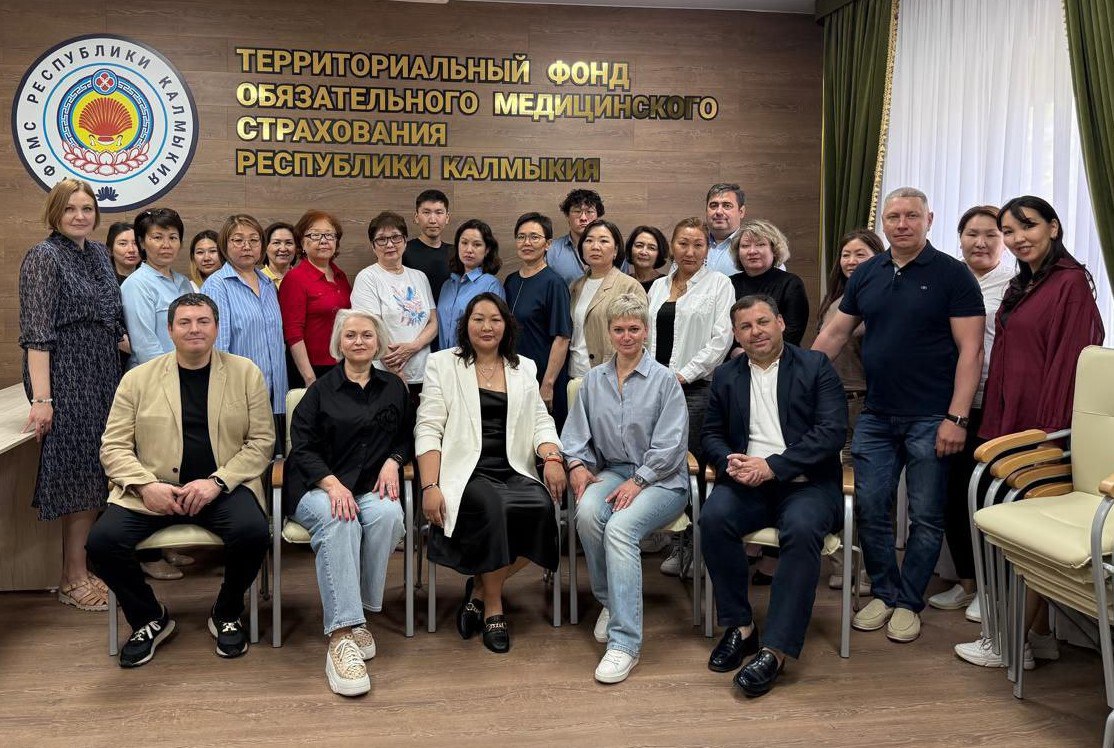 Директор Территориального фонда обязательного медицинского страхования Луганской Народной Республики Алексей Рощин принял участие в рабочей встрече директоров фондов в Республике Калмыкия. В Элисту с рабочим визитом с целью обмена опытом с калмыцкими коллегами прибыли руководители территориальных фондов обязательного медицинского страхования Луганской Народной Республики, Ростовской, Запорожской и Херсонской областей. На встрече в ТФОМС Республики Калмыкия стороны поделились информацией о том, как у них в регионах продвигается работа по реализации Программы государственных гарантий бесплатного оказания гражданам медицинской помощи на 2025 год и плановый период до 2027 года в контексте новых национальных проектов в сфере здравоохранения и медицины.