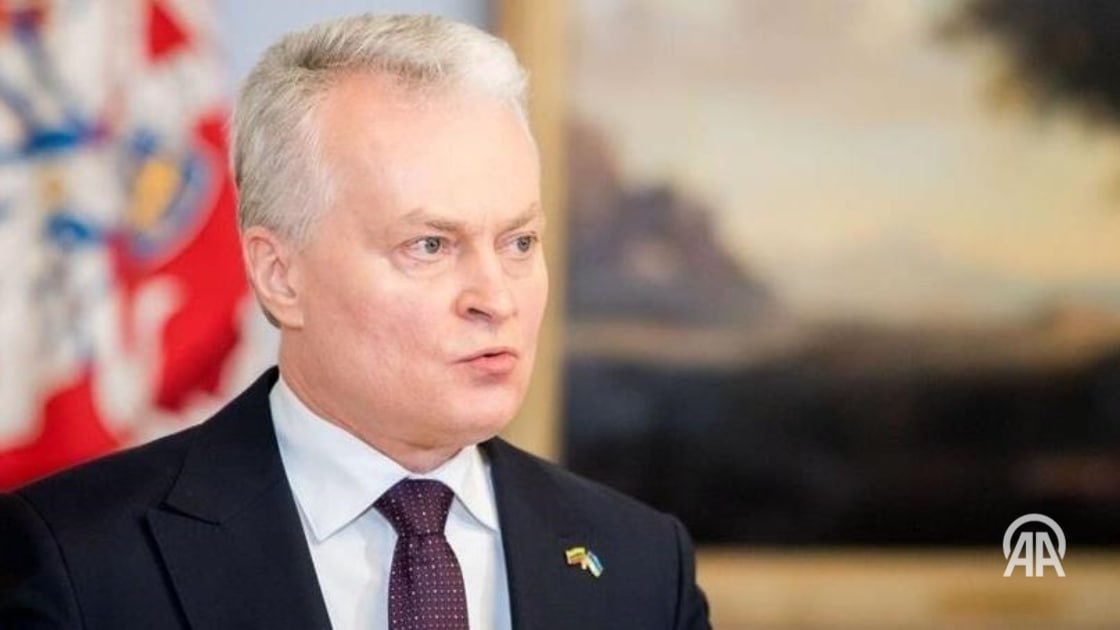 Президент Литвы допустил введение всеобщего призыва для юношей Президент Литвы Гитанас Науседа заявил, что в перспективе страна должна ввести всеобщий воинский призыв, однако на текущем этапе он должен касаться только юношей, сообщает литовское национальное радио и телевидение LRT. «Пока следует говорить о всеобщем призыве юношей», — подчеркнул глава государства, добавив, что в настоящий момент Литва не располагает необходимыми ресурсами для полноценного запуска такой системы. Несмотря на это, по словам Науседы, всеобщий призыв остается в повестке, поскольку соответствует долгосрочной цели страны — формированию национальной дивизии. ↘ Подробнее на нашем сайте: v.aa.com.tr/3624810 24/7 в сутки с Агентством «Анадолу»