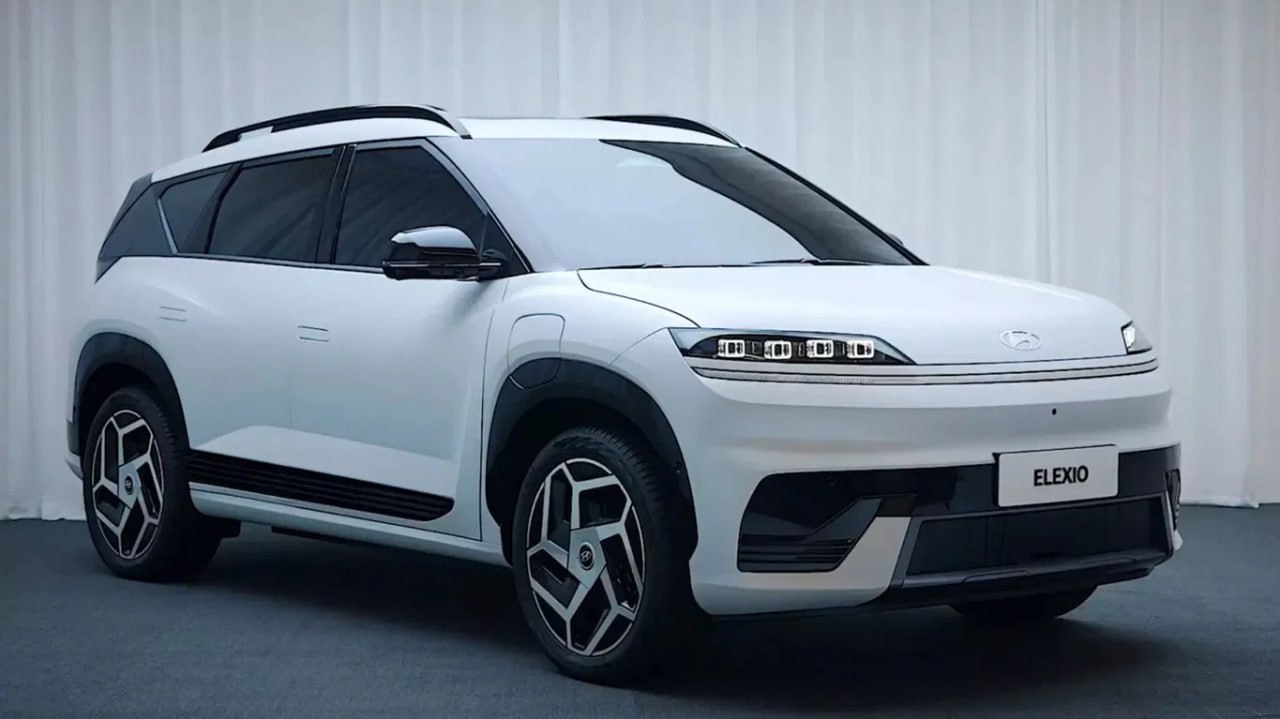 Раскрыты характеристики Hyundai Elexio В базе Минпрома КНР появились данные о новом электрическом кроссовера Hyundai Elexio. Длина модели — 4615 мм, ширина — 1875 мм, высота — 1675 мм, колесная база — 2750 мм. Электрокроссовер оснащён одним мотором мощностью 218 л.с. и литий-железо-фосфатной батареей. Полноценная премьера запланирована на ближайшие месяцы.