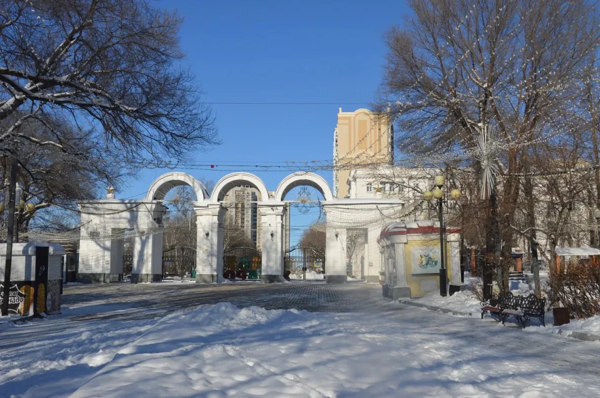 Ёлку в парке имени Гайдара в Хабаровске установят уже к выходным Елка на главной площади Хабаровска вскоре приобретет завершенный вид напомним сейчас рабочая бригада наращивает ветки на металлический каркас Следом важный символ Нового года появится и в других популярных местах отдыха хабаровчан Так например вскоре елку начнут устанавливать в парке имени Гайдара Сейчас специалистам в основном предстоит выполнить технические моменты например смонтировать световой тоннель подготовить площадки для ледовых скульптур выполняемых в рамках ежегодного конкурса Амурский хрусталь установить металлический каркас для большой ели и прочее todaykhv