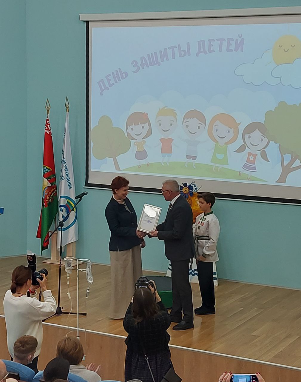 В преддверии Дня защиты детей депутаты Постоянной комиссии Палаты представителей по здравоохранению, физической культуре, семейной и молодежной политике поздравили с наступающим праздником детей, проходящих лечение в Центре детской онкологии, гематологии и иммунологии.      При поддержке Палата представителей для пациентов Центра и их родителей, работников,  был организован концерт с участием танцевальных и хореографических коллективов.     Со сцены к маленьким белорусам обратились Валерий Малашко и Дмитрий Шевцов, которые произнесли добрые слова в адрес детей и выразили признательность за благородный труд врачам и лично директору Центра Анжелике Солнцевой.    Валерий Малашко объявил Благодарность Председателя Палаты представителей Национального собрания Республики Беларусь И.П.Сергеенко коллективу государственного учреждения «Республиканский научно-практический центр детской онкологии, гематологии и иммунологии»  за профессиональное мастерство и достижения в области защиты здоровья.
