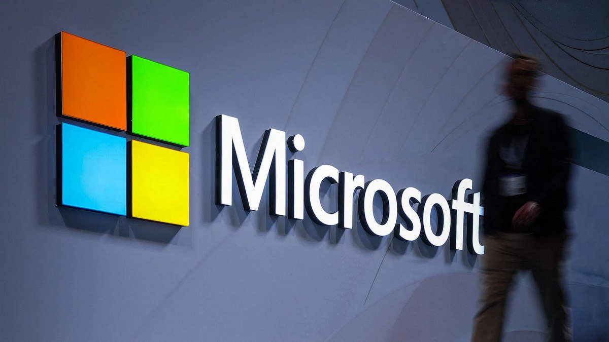 В кампусе Microsoft в Кремниевой долине скончался 35 летний инженер программного обеспечения Пратик Пандей По словам его семьи он часто работал допоздна Полиция не нашла признаков преступления а Microsoft отказывается от комментариев ссылаясь на внутреннее расследование Пандей работал над Microsoft Fabric одним из ключевых продуктов в гонке ИИ и данных находясь в прямом подчинении директора по облачным технологиям Его смерть это не просто трагическая новость а повод для всей IT индустрии задуматься о реальной цене успеха и гонки технологий