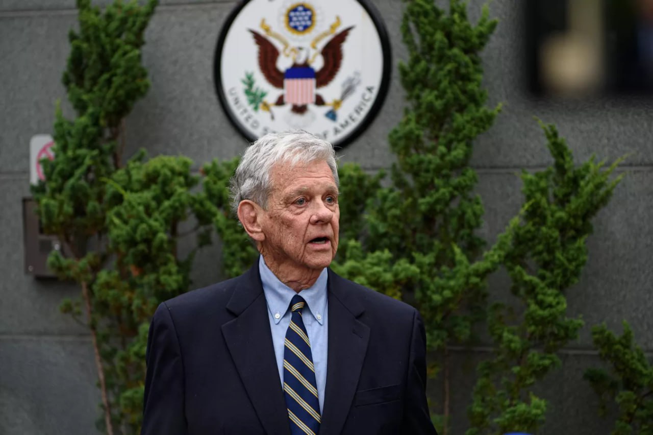 Трамп объявил о выдвижении юриста Джона Коула на должность спецпосланника в Белоруссии Он также отметил что США работают над освобождением еще 50 заключенных в этой стране