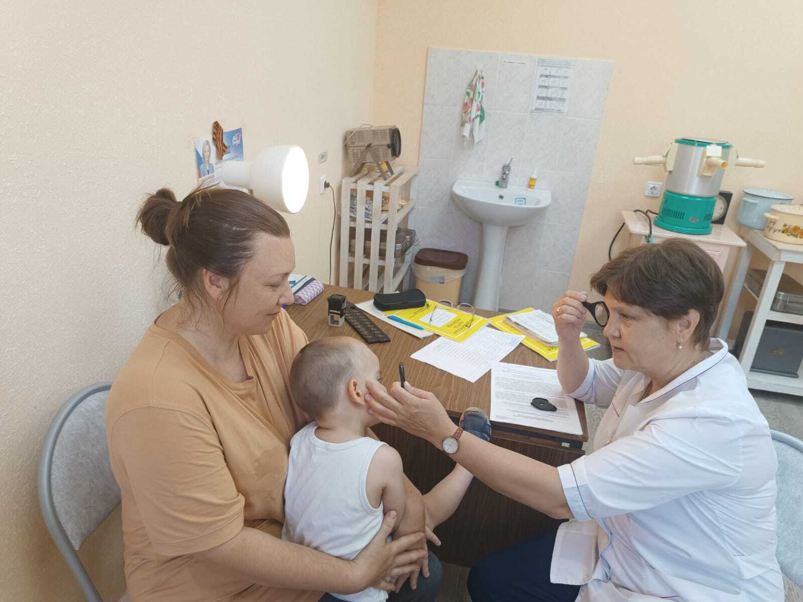 В рамках проекта «За здоровье» нацпроекта «Продолжительная и активная жизнь» мобильная врачебная бригада детской поликлиники РБ Изобильненского округа провела прием детей в амбулатории станицы Баклановской. Невролог, офтальмолог и хирург приняли по 27 маленьких пациентов. Впервые выявлены патологии у пятерых детей. Родители получили необходимые рекомендации по их лечению и дообследованию. Региональный проект «За здоровье» инициирован губернатором Владимиром Владимировым в 2018 году. Его главная цель – повышение доступности медицинской помощи, раннее обнаружение, предупреждение и профилактика неинфекционных заболеваний, а также приобщение к здоровому образу жизни – За весь период действия проекта врачи осмотрели более 460 тысяч пациентов, как взрослых, так и детей. За каждым приемом стоит пациент, которого предостерегли от развития грозного заболевания, – прокомментировал министр здравоохранения Ставропольского края Юрий Литвинов