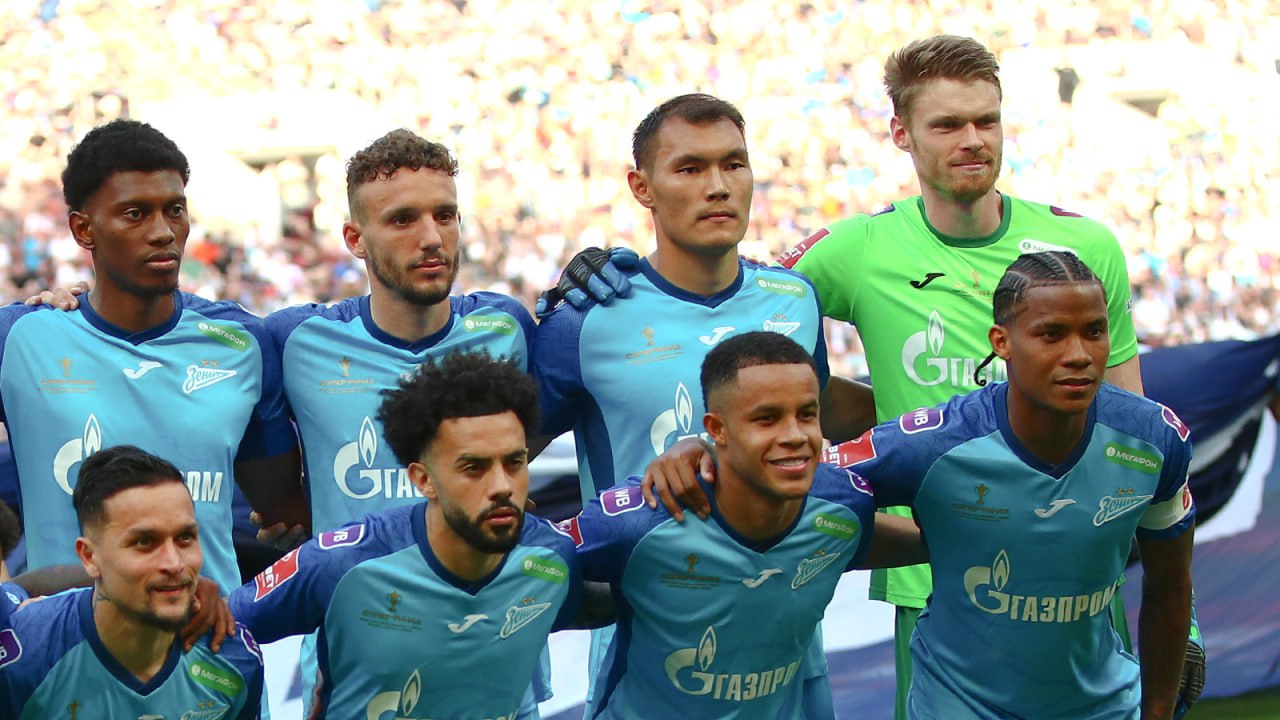 Ужесточение лимита на легионеров поддерживают 62 футбольных болельщиков сообщает Министерство спорта РФ со ссылкой на социологическое исследование В опросе приняли участие 1900 человек Среди широкого круга участников опроса 56 поддерживают эти планы среди болельщиков этот показатель выше 62 поддерживают ужесточение лимита Среди основных аргументов сторонники ужесточения лимита говорят о том что это будет стимулировать развитие национального футбола 37 о принципе в российском футболе должны быть российские игроки 22 а также о снижении финансовой нагрузки на клубы 13 При этом возможное сокращение доли иностранных игроков в российском футболе практически не скажется на посещаемости стадионов и интересу к трансляциям Лишь 6 респондентов допустили что будут ходить на футбол реже среди фанатов таких 12