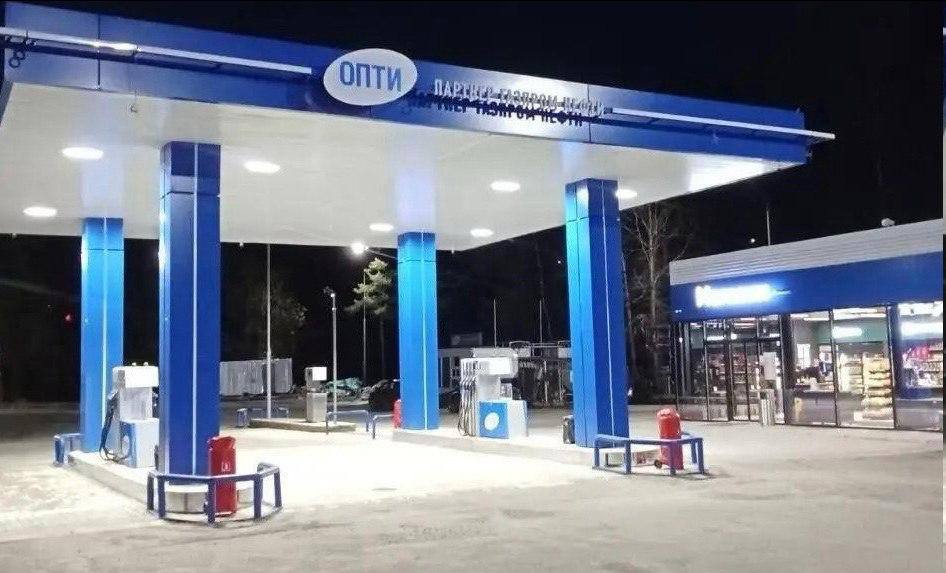 #Карелия #автомобили В Карелии создадут сеть современных автозаправочных станций. Глава Карелии Артур Парфенчиков рассказал о начале реализации проекта по развитию сети автозаправочных станций совместно с компанией «Альфа Бизнес». Соглашение об этом было подписано на Петербургском международном экономическом форуме. В республике планируется открыть 15 современных многофункциональных АЗС. Помимо привычной заправки бензином и дизельным топливом, станции будут оснащены зарядками для электромобилей. Кроме того, на некоторых объектах появятся кафе, комнаты матери и ребёнка, детские площадки и другие удобства. Первая обновлённая АЗС в Берёзовке начнёт работу уже к концу лета. Также разработан проект новой станции возле отворотки на Олонец. Объём инвестиций в проект превышает 440 миллионов рублей, что позволит создать более 70 новых рабочих мест. Кроме того, рассматривается возможность расширения сети в других населённых пунктах Карелии.