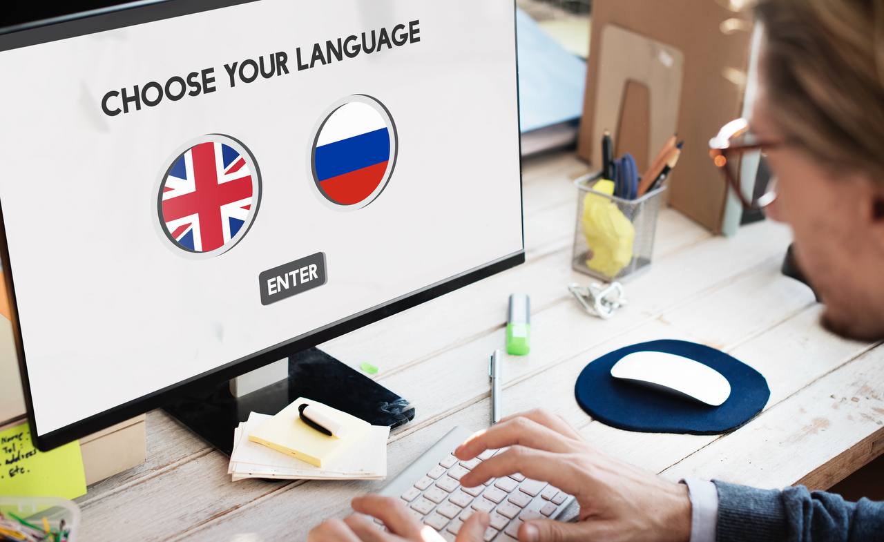 Авито Услуги и Авито Работа: россияне активнее учат японский язык Интерес к иностранным языкам в России растёт, и аналитики Авито выяснили, какие направления стали самыми популярными в первом полугодии 2025 года. По данным Авито Услуг, японский язык — лидер по росту спроса среди россиян: его ищут на 18% чаще, чем год назад. Языковые школы и репетиторы предлагают свои услуги по обучению японскому на 61% активнее. В топ-5 популярных языков по интересу россиян также вошли: армянский +14% , испанский +9% , итальянский +9% и французский +6% . По данным Авито Работы, английский остаётся главным языком для работодателей — он указан в 53% вакансий с требованием знания языка. Больше всего со знанием английского вырос спрос на: переводчиков +81% вакансий , репетиторов +25% и специалистов по закупкам +23% . Кроме того, китайский, японский и корейский постепенно переходят из «экзотических» в стратегические — их чаще требуют для работы с азиатскими рынками. #Новости #АвитоУслуги #АвитоРабота