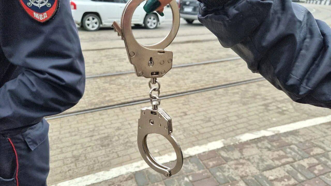 Из-за нехватки денег в Ростове женщина пыталась убить мужа Инцидент произошёл в Советском районе Ростова-на-Дону. По данным суда, 38-летняя Ирина вернулась домой после смены, обнаружила мужа в состоянии опьянения, и между ними произошла ссора. Женщина нанесла сожителю удар ножом, причинив тяжкий вред здоровью. Мужчина не сообщил полиции о происшествии, объяснив медперсоналу, что его ранили неизвестные. Однако правоохранительные органы установили обстоятельства нападения и возбудили уголовное дело по статье 111 УК РФ. Об этом сообщает КП-Ростов-на-Дону. На судебном заседании Ирина заявила, что работает на двух работах — на складе маркетплейса и в клининге. Часто смены выпадают на ночь. Семья живёт в общежитии. Женщина утверждает, что причиной конфликта стали усталость, стрессы и материальные трудности. Она перевязала рану сожителю и вызвала скорую помощь. Сожитель в суде просил не наказывать Ирину, заявив, что они помирились. Суд учёл признание вины, раскаяние и положительные характеристики обвиняемой. Ирине назначили 1 год лишения свободы условно с испытательным сроком 2,5 года.