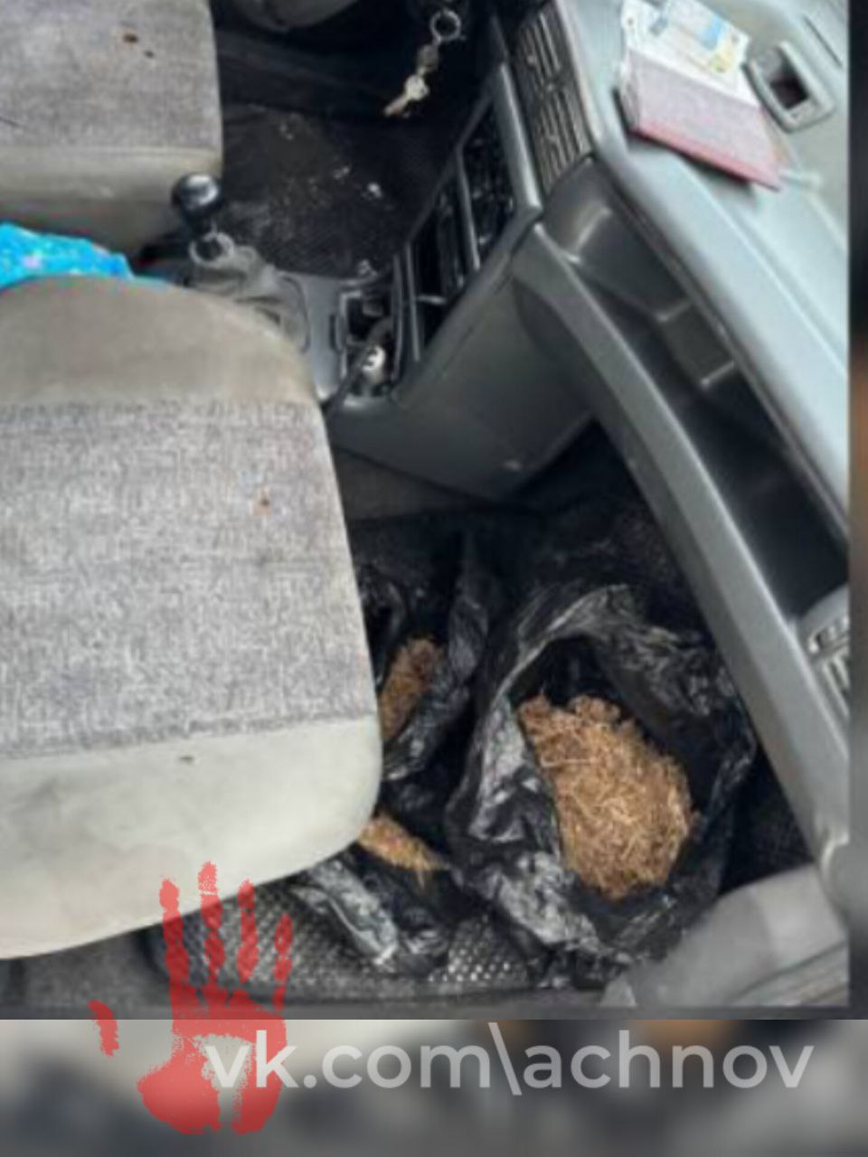 В Кизильском районе поймали водителя, в машине которого нашли 2 мешка марихуаны Экипаж ДПС остановил "Дэу Нексию" в километре от поселка Пролетарка. При виде полиции, шофер попытался избавиться от содержимого пакетов. Нарушителя все равно рассекретили. На место вызвали следственно-оперативную группу. Установили, что водитель вез 105 граммов марихуаны. Мужчина задержан. Возбуждено уголовное дело. Источник: Полиция Южного Урала
