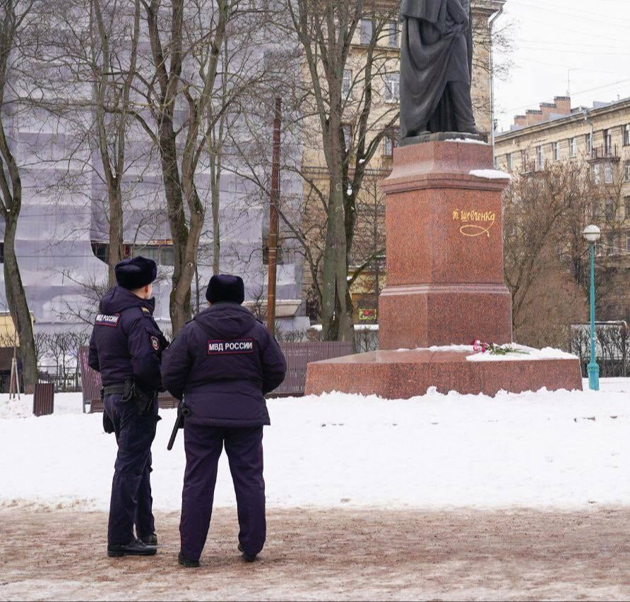 Петербуржца оштрафовали за цветы с жёлто-голубыми лентами  Петроградский районный суд привлёк Георгия Миришкина по административной статье о «дискредитации армии» после того, как 24 февраля он возложил цветы к памятнику Тарасу Шевченко.  Как сообщает пресс-служба городских судов, «публичными действиями, направленными на дискредитацию ВС РФ», объявили цветы с лентами как на флаге Украины. Миришкин вину признал. Сумма штрафа — 40 тысяч рублей.   Подписаться   Новости СПБ