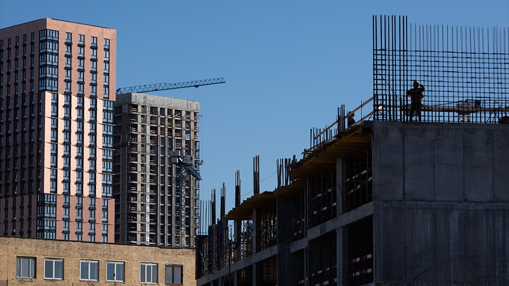 Финразведка повысит сумму контролируемых сделок с недвижимостью до 75 млн рублей 13 января ВЕДОМОСТИ Росфинмониторинг предлагает повысить для банков до 75 млн руб порог суммы по сделкам с недвижимостью при превышении которого сведения о такой операции кредитные организации обязаны направлять на контроль в финразведку Соответствующий проект нормативного акта размещен для общественных обсуждений на портале regulation gov Для риэлторов граница таких операций составит 5 млн руб Сейчас банки в обязательном порядке передают в Росфинмониторинг сведения обо всех операциях связанных со сделками с недвижимым имуществом от 5 млн руб 29 декабря 2025 г президент Владимир Путин подписал внесение поправок в антиотмывочный закон 115 ФЗ финансовая разведка получила возможность самостоятельно через нормативные акты определять размер порога для проверок по сделкам с недвижимостью Документом установлено что такая сумма не должна быть менее 5 млн руб