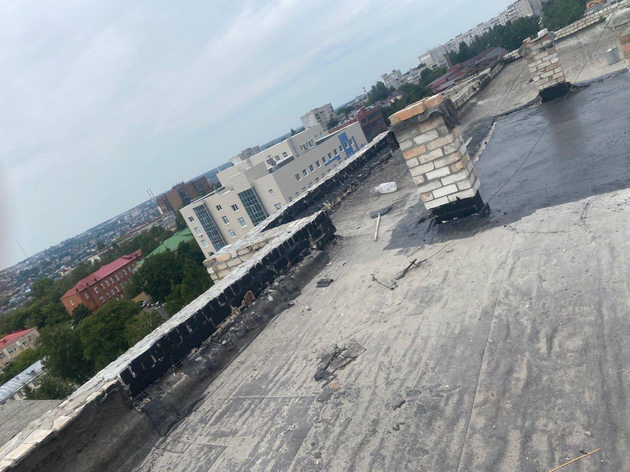 В Курске продолжается восстановление домов, пострадавших от атак укронацистов. В многоквартирном доме по адресу улица Димитрова, 37 рабочие восстановили плиты перекрытия и вентиляционные шахты в месте повреждения кровли. Сейчас они занимаются устройством наплавляемого покрытия в два слоя и примыканий. Видео с текущей крышей, которое некоторые курские паблики публикуют от имени жильцов, было снято ранее и не отражает текущее состояние кровли. По состоянию на 14:00 30 июля 2025 года был завезён материал, а также выполнена огрунтовка праймером армированной песчано-цементной стяжки. В соответствии с проектом, разработанным проектной организацией, было восстановлено машинное помещение лифта. Ход работ контролируется Министерством жилищно-коммунального хозяйства и топливно-энергетического комплекса Курской области.