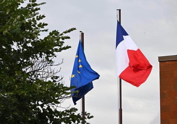 В парламенте Франции заявили о возможном выходе страны из НАТО Инициативу внесла вице президент Национального собрания Клеманс Гетте Она считает что вопрос об участии Франции в Североатлантическом альянсе военном союзе возглавляемом США и находящемся у них на службе стал особенно острым Я вношу на рассмотрение предложение о принятии резолюции призывающей к запланированному выходу Франции из НАТО начиная с её объединённого командования подчеркнула Гетте Подписаться на Говорит Москва Telegram VK MAX