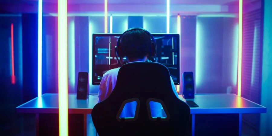 Игры способны повышать уровень IQ и развивать гибкость мышления у детей. К такому выводу пришли шведские учёные, исследование которых опубликовано на портале ScienceAlert.  В эксперименте приняли участие более 10 тысяч школьников. Выяснилось, что у тех, кто регулярно играет в видеоигры, средний уровень IQ оказался на 2,5 балла выше по сравнению с теми, кто не играет вовсе.  Кроме того, геймеры демонстрировали более высокую скорость решения задач, лучшую способность к обучению и умение концентрироваться на выполняемой работе.
