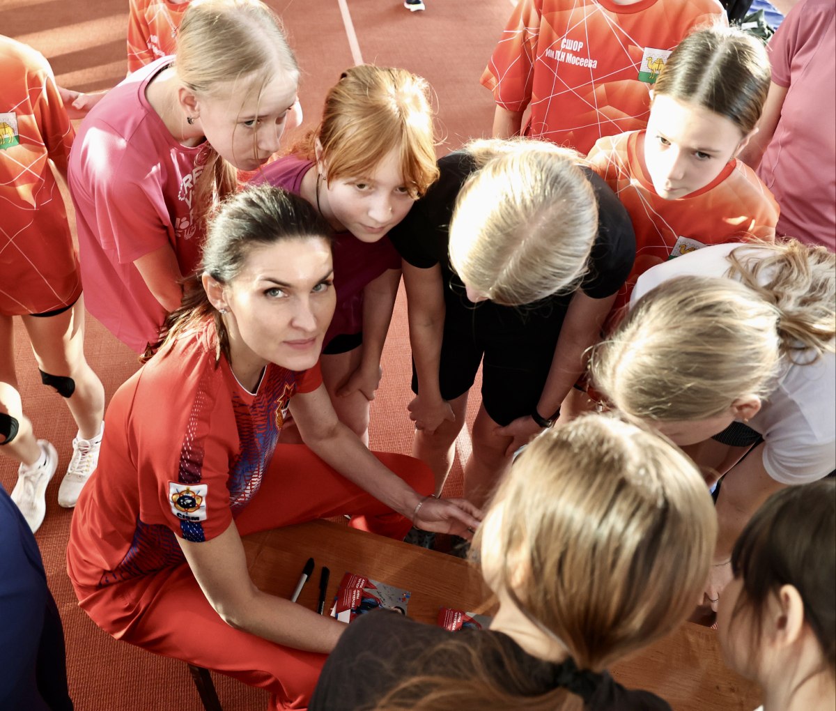 Знаменитая легкоатлетка Анна Чичерова провела мастер класс в Челябинске   gubernia74 ru articles sport 1138168 В пятницу 16 января в Челябинске открылись Всероссийские соревнования Мемориал Юрия Лукашевича и Вячеслава Середкина Накануне старта турнира юные легкоатлеты получили уникальную возможность лично пообщаться с олимпийской чемпионкой чемпионкой мира и Европы Анной Чичеровой на ее мастер классе Хочется через разные способы детей увлекать и заинтересовывать дисциплиной чтобы как можно больше ребят занимались спортом рассказала спортсменка   t me chgub