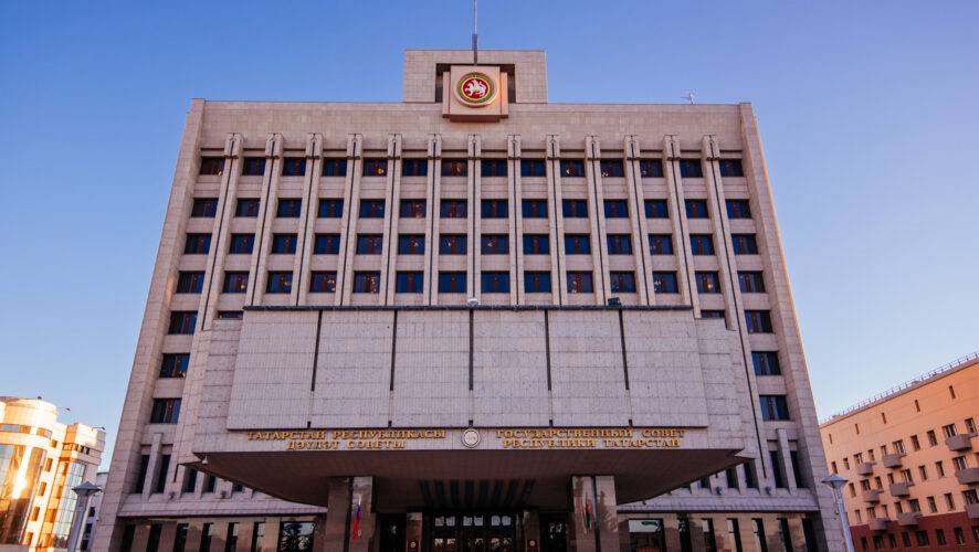 Госсовет РТ признан самым открытым парламентом в России Такие данные представил фонд развития городского управления 1870 в своем Рейтинге открытости парламентов российских регионов Эксперты оценивали прозрачность принятия решений и законотворческого процесса качество обратной связи с гражданами социальная доступность а также соблюдение гарантий равенства политических партий в медиапространстве в период с 2023 по середину 2025 года Татарстанский парламент занял 1 место в стране набрав 81 8 балла В тройку лидеров также вошли Законодательное собрание Забайкальского края 80 63 балла и Астраханской области 78 69 балла Кроме того в топ 10 высокой открытости попали парламенты Санкт Петербурга Самарской области Якутии и Хабаровского края KazanFirst в бот