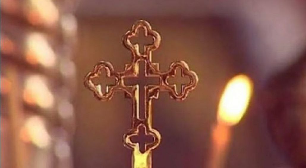 Сегодня у православных верующих начался Рождественский пост Он длится 40 дней и готовит христиан к одному из самых важных праздников года Рождеству Христову Традиция поститься перед Рождеством зародилась еще в первые века христианства Изначально длительность Рождественского поста не превышала недели Однако в 1166 году на Константинопольском соборе представители Греческой церкви приняли решение о 40 дневном говении В конце XII века это правило переняла и Русская православная церковь На Руси Рождественский пост называли Филипповым Дело в том что заговенье последний день перед постом когда разрешается есть скоромную пищу выпадало на 27 ноября день памяти апостола Филиппа Этот праздник отмечали с размахом веселясь и вдоволь наедаясь мяса Рождественский пост один из самых длинных в году но строгим его назвать нельзя В течение всех 40 дней действует запрет на мясо яйца и молочные продукты При этом верующим можно есть рыбу и морепродукты а в выходные и праздничные дни разрешается выпить немного вина Между тем Рождественский пост как и любой другой предполагает не просто отказ от определенной пищи Как отмечают священнослужители ограничения в еде выступают лишь как вспомогательный инструмент и элемент самодисциплины в период напряженной духовной работы Ключевыми составляющими поста остаются молитва покаяние избавление от дурных помыслов и вредных привычек прощение обид и совершение добрых дел Без этого воздержание превратится в простую диету Радио 104FМ Новая Россия