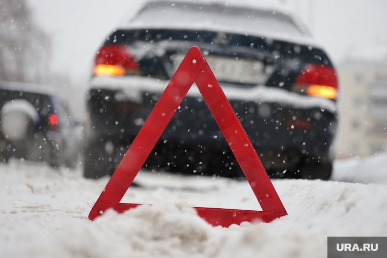 Подрядчика обязали возместить ущерб за ДТП на неубранной зимней дороге Петропавловск-Камчатский городской суд частично удовлетворил иск гражданки о возмещении ущерба от аварии, произошедшей из-за плохой уборки снега. В декабре 2024 года на улице Курильской её автомобиль попал в занос и получил повреждения на сумму более 518 тысяч рублей, сообщает "ЧП Камчатка". Рассмотрев дело, суд установил, что индивидуальный предприниматель, заключивший контракт на содержание этого участка дороги с городской службой автодорог, не обеспечил своевременную уборку снега и льда, что прямо нарушает требования ГОСТ. Однако суд также отметил, что сама водительница не проявила должной осторожности, продолжая движение по скользкой дороге без необходимого снижения скорости. В результате с подрядчика взыскано 411 731 рубль в пользу потерпевшей.