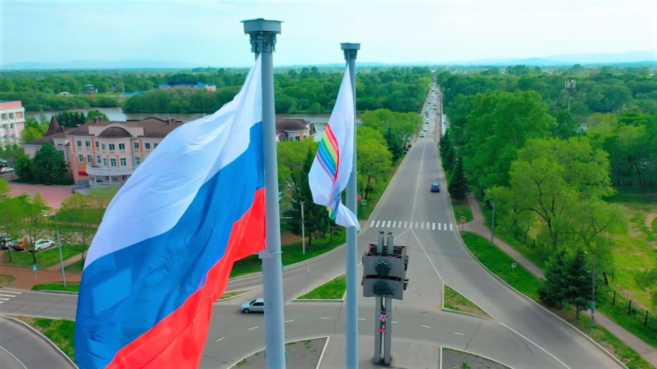 ЕАО на первом месте В рамках ВЭФ Российско Китайский Комитет дружбы мира и развития совместно с Фондом Петербургская политика выпустил II Рейтинг продуктивности взаимодействия регионов России с КНР Рейтинг охватывает период с января 2024 года по август 2025 года и учитывает только реальные дела а не встречи и декларации о намерениях И на первом месте рейтинга Еврейская автономная область Автономия разделила первое место с 4 другими регионами и оставила позади Москву Санкт Петербург Ямало Ненецкий автономный округ и Хабаровский край В первом рейтинге составленном по итогам 2022 2023 годов ЕАО тоже делила первое место с 4 другими регионами Лидерская позиция ЕАО результат работы главы региона Марии Федоровны Костюк По её инициативе с коллегами из КНР реализуется целый ряд проектов в сфере сельского хозяйства и промышленности К примеру на ВЭФ с компанией Цзиньчжоу Тяньли подписано соглашение о строительстве маслоэкстракционного завода с Даньдунской сельскохозяйственной компанией соглашение о создании тепличного комплекса Ранее на 34 й Харбинской международной торгово экономической ярмарке в КНР была достигнута договоренность о производстве мотоциклов класса Эндуро на территории региона