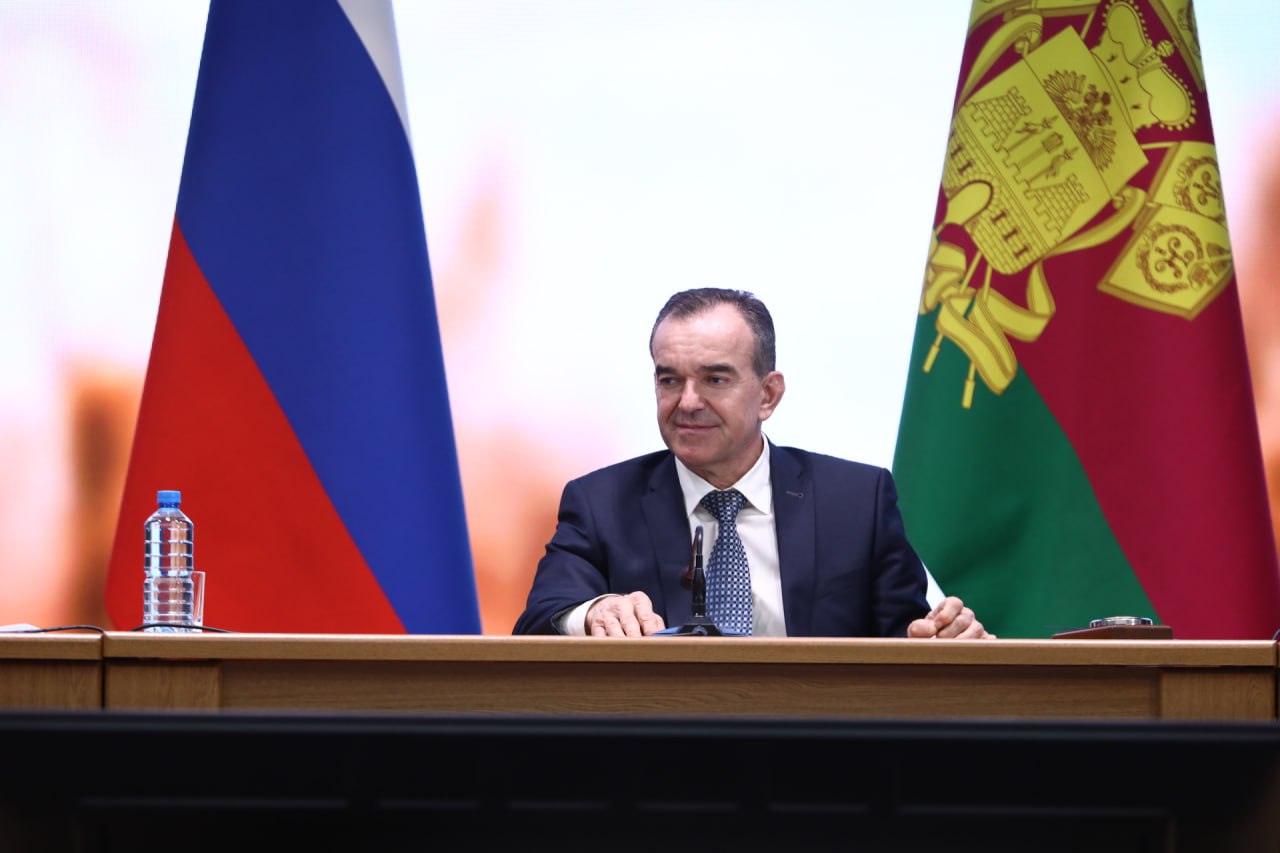 Вениамин Кондратьев В пострадавших от засухи северных районах края необходимо оптимизировать структуру посевных площадей Об этом губернатор сообщил на предпосевном совещании В марте начинаем сев яровых культур В этом году площадь клина составит 1 миллион 800 тысяч гектаров Под подсолнечник отведем 479 тысяч гектаров под кукурузу 369 тысяч под сахарную свеклу 226 тысяч под сою 145 тысяч Особое внимание нужно уделить мониторингу уровня влаги в почве При ее дефиците в тесном контакте с научным сообществом необходимо принимать превентивные меры В северных районах края которые в прошлом году столкнулись с продолжительной засухой необходимо оптимизировать структуру посевных площадей На этих территориях совместно с учеными важно рассмотреть более устойчивые к капризам природы сельхозкультуры сказал Вениамин Кондратьев Читайте нас в MAX