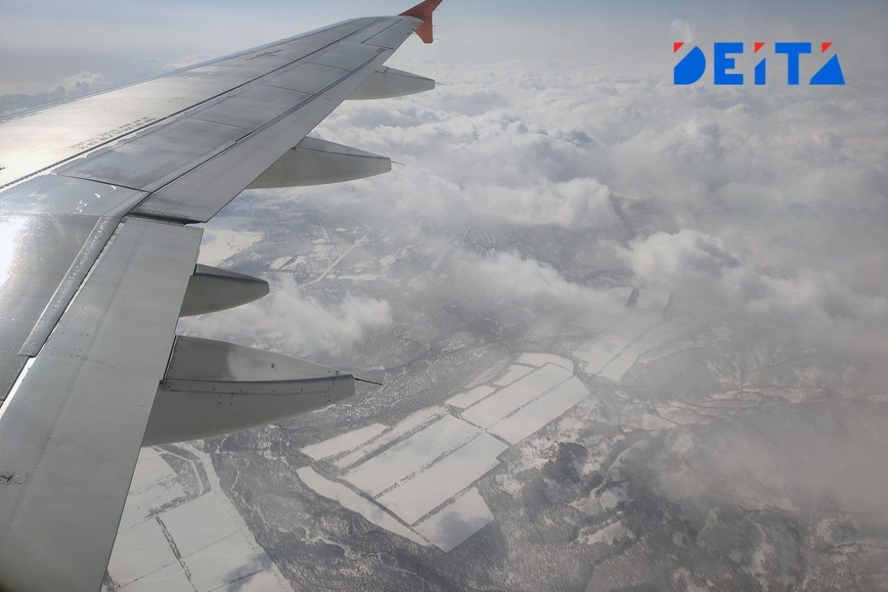 Позднее прибытие самолета задержало вылет рейса из Владивостока в Москву Вылет рейса SU 1787 сообщением Владивосток Москва запланированный на 9 20 перенесли на 16 15 Причиной изменения расписания в аэропорту Владивостока стало позднее прибытие воздушного судна Отправления ожидают более 400 пассажиров Авиаперевозчик предоставляет гражданам обязательные услуги Для контроля соблюдения прав пассажиров Приморская транспортная прокуратура организовала в здании аэровокзала работу мобильной приемной Deitaru